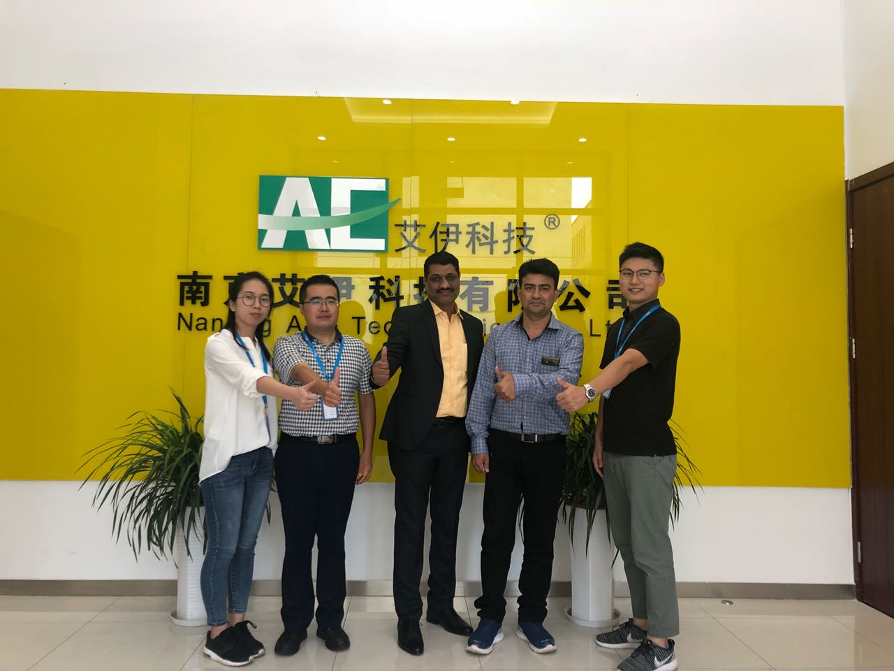 印度客戶與艾伊熱情合影 印度客戶與艾伊熱情合影